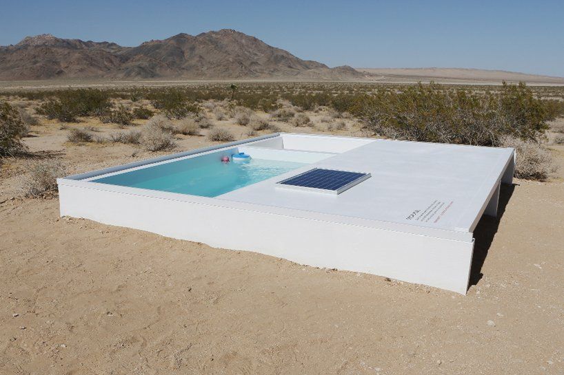Δημόσια πισίνα στην έρημο Μοχάβε