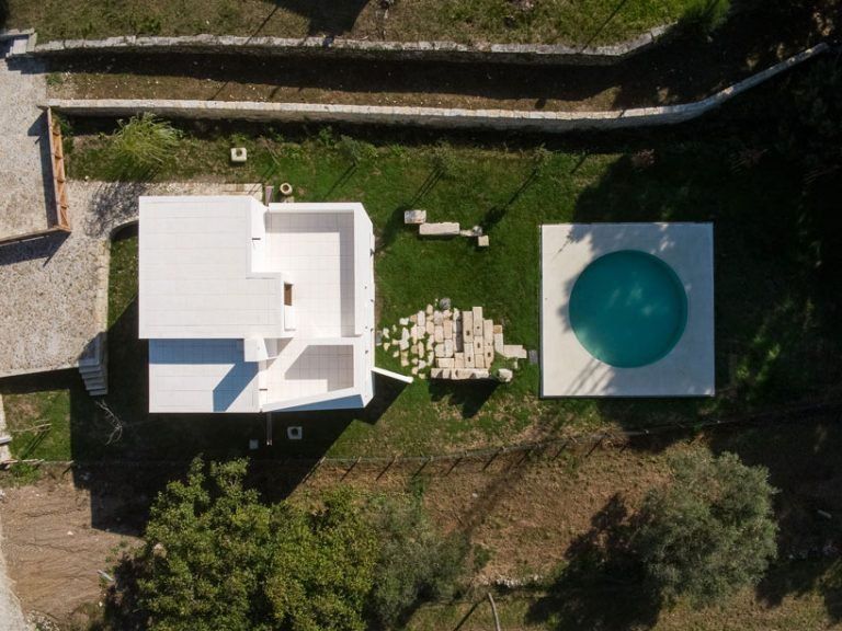 The modernist style of Adolf Loos is attributed to a house in a rural area of Portugal with a small swimming pool