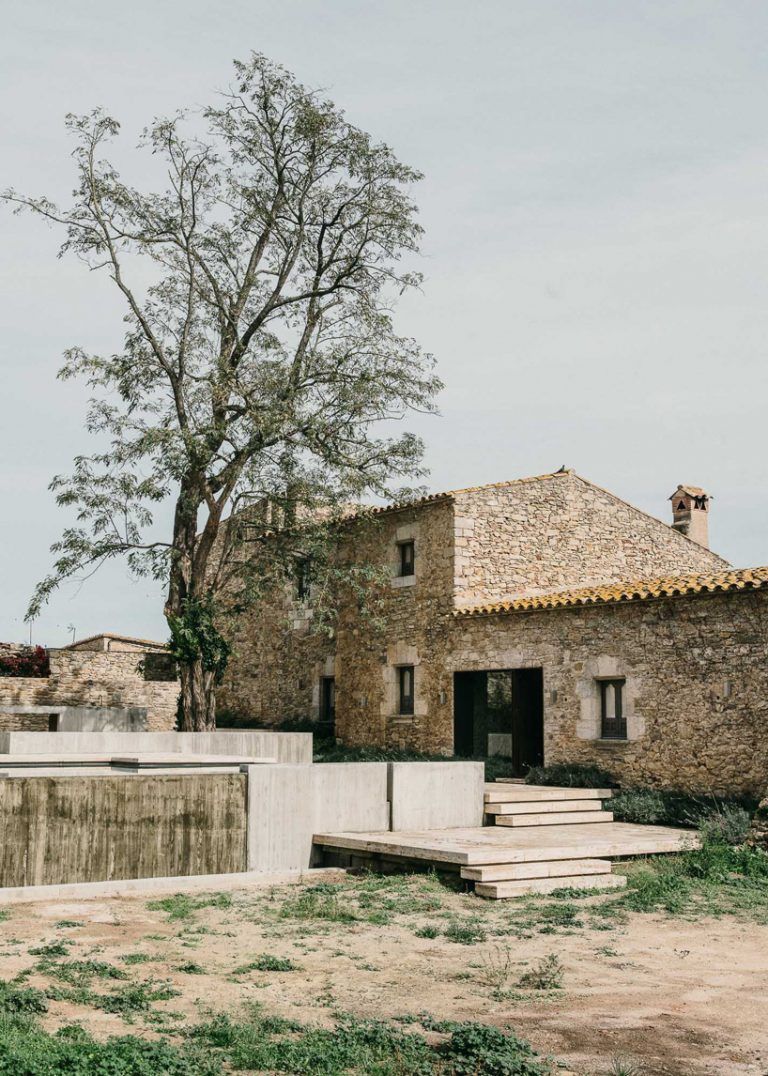 Large company transforms the garden of a Spanish medieval castle in Catalonia with a swimming pool