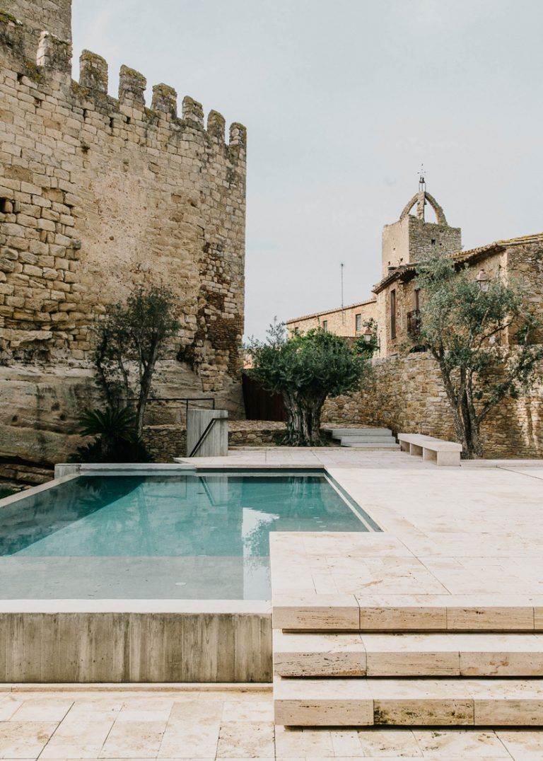 Μεγάλη εταιρία μεταμορφώνει τον κήπο ισπανικού μεσαιωνικού κάστρου στην Καταλονία με πισίνα
