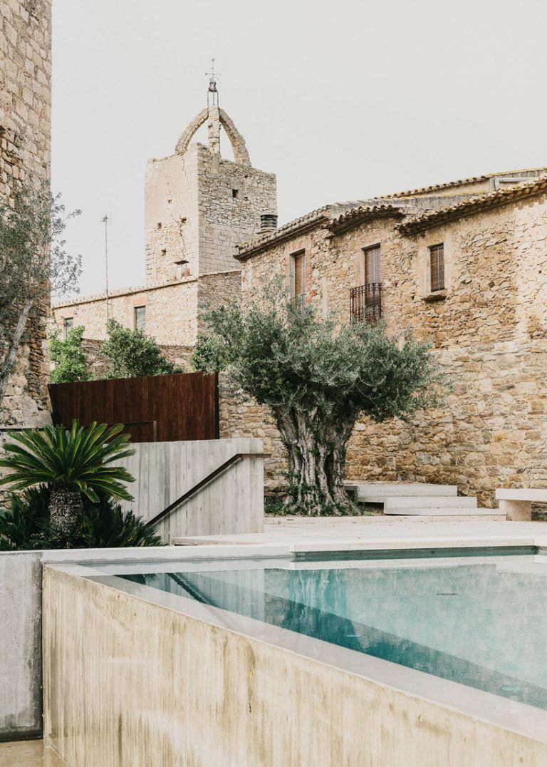 Μεγάλη εταιρία μεταμορφώνει τον κήπο ισπανικού μεσαιωνικού κάστρου στην Καταλονία με πισίνα