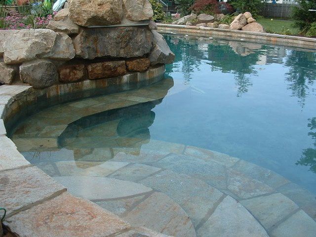 πισίνα με πέτρα